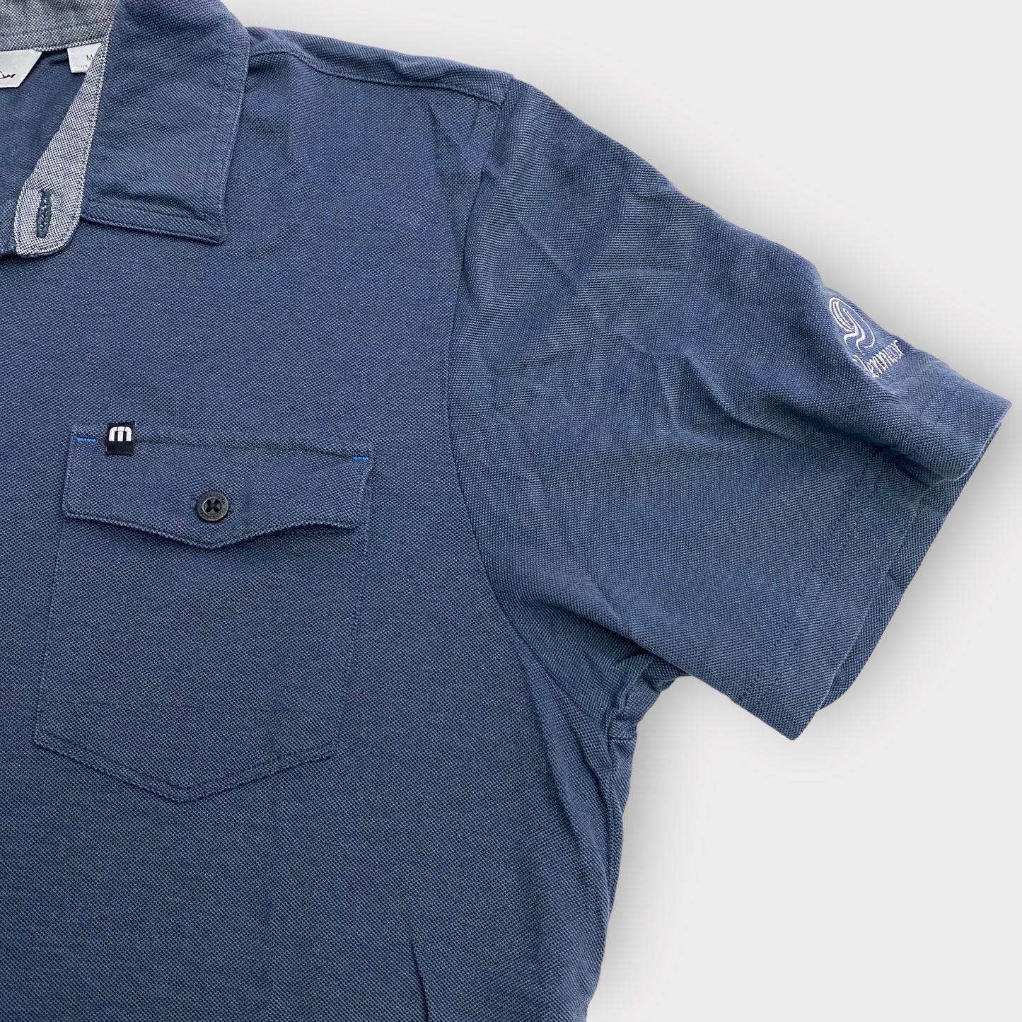 TravisMathew Men's Short Sleeve Polo Golf Shirt - Medium - Blue 'Glenmoor' Logo - Excellent Used Condition