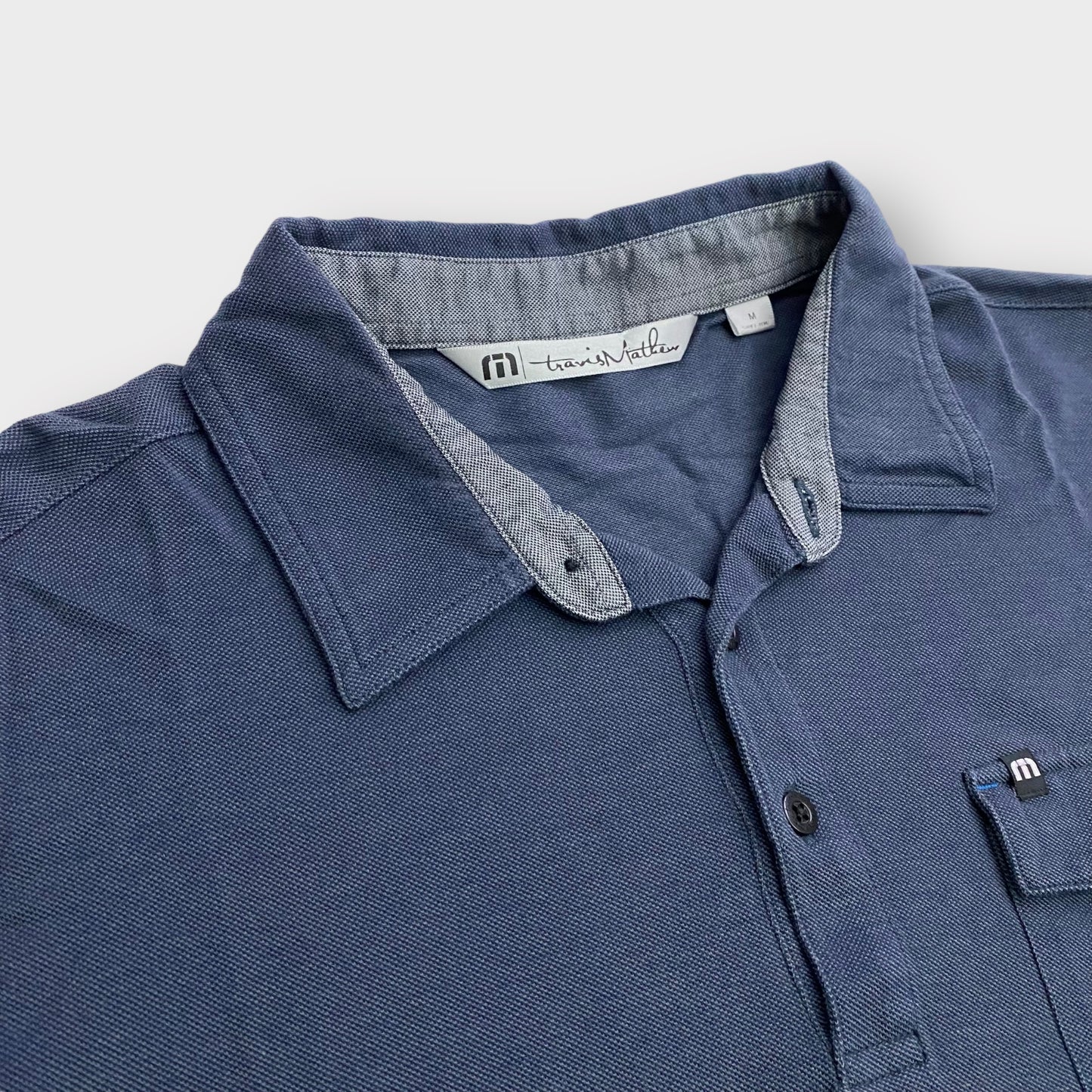 TravisMathew Men's Short Sleeve Polo Golf Shirt - Medium - Blue 'Glenmoor' Logo - Excellent Used Condition