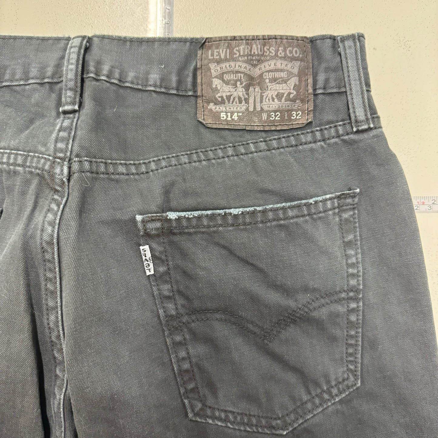 Levi Strauss Mens 514 Straight Fit Jeans – Dark Gray Color – Perfect for Everyday Wear – Available in Size 32x32