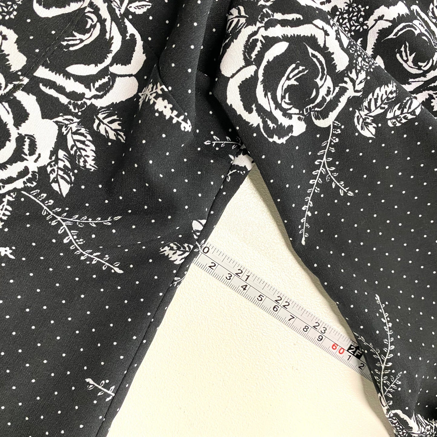 Notations Women's White & Black Pin Dot Floral Top - Size L - Short Sleeve