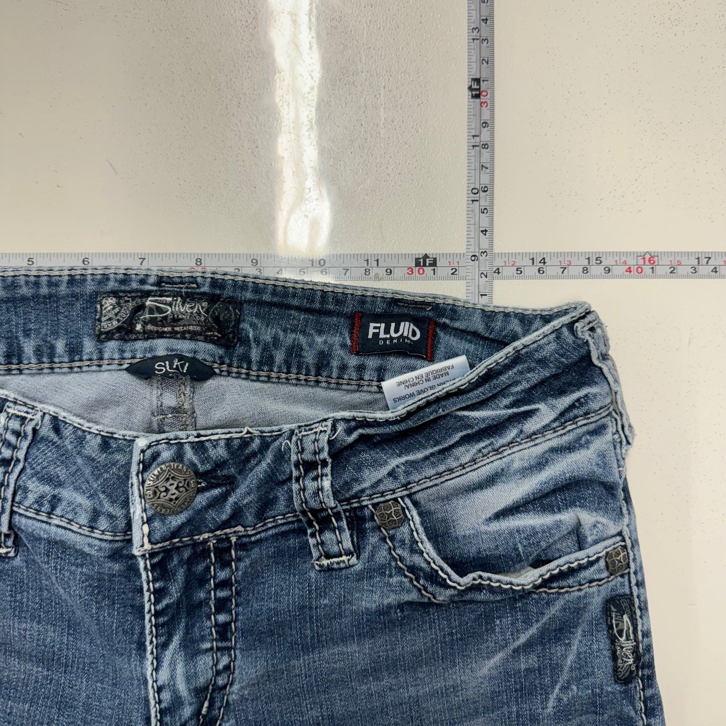 Silver Jeans Suki Mid Boot Fluid Denim – Pre-Owned Quality for Women – Available in Blue – Size 31/31