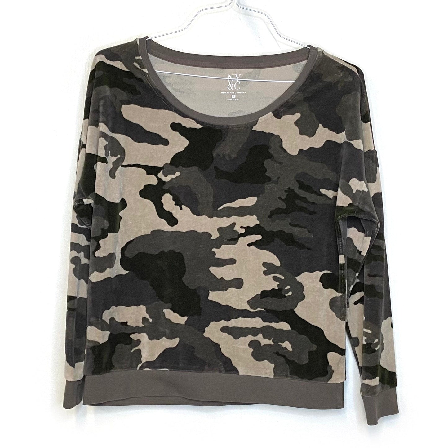 NY&C Womens Size L Green Camouflage Crew Neck Sweatshirt Soft L/s Pre-Owned