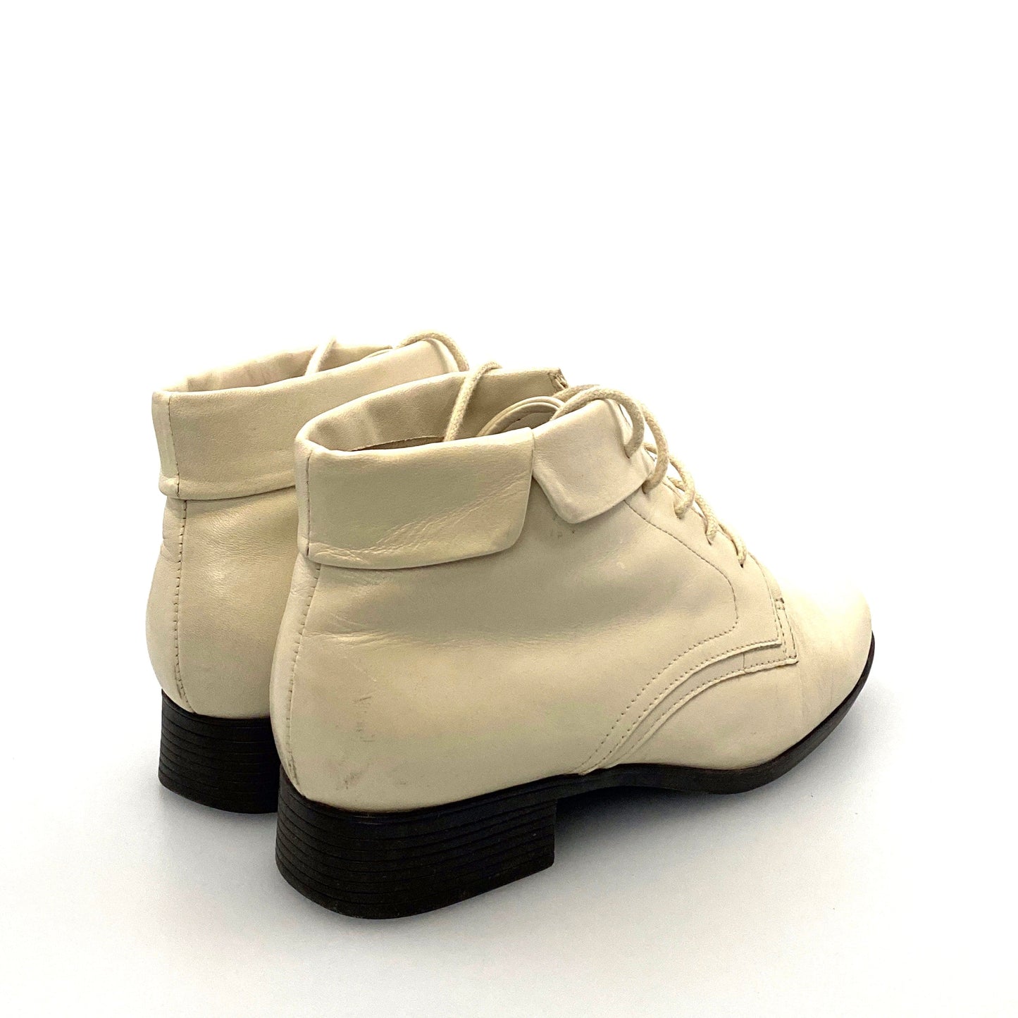 St. John’s Bay Boots Womens Size 6M Winter White Leather Lace Up Ankle Booties Shoes