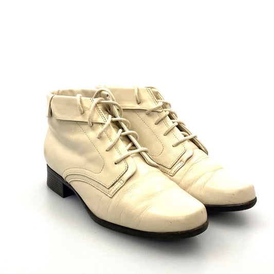 St. John’s Bay Boots Womens Size 6M Winter White Leather Lace Up Ankle Booties Shoes