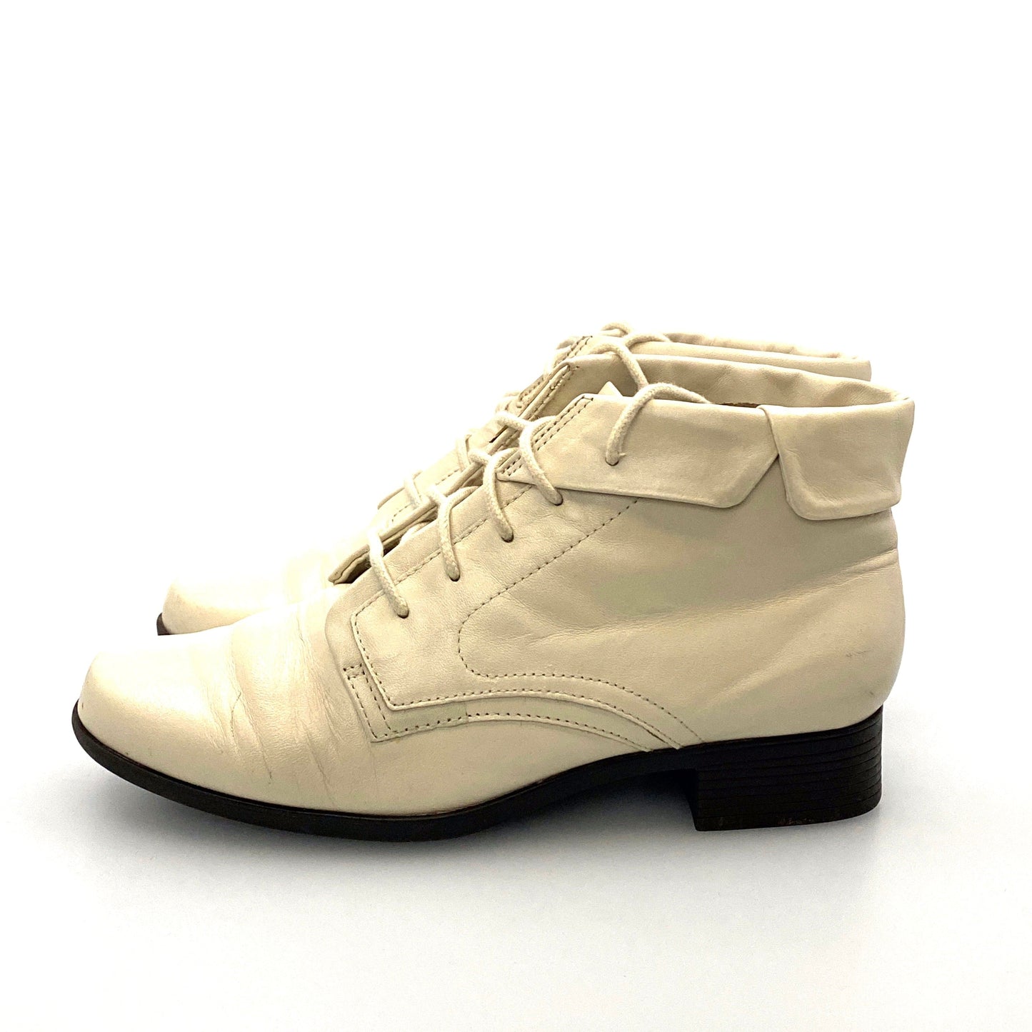 St. John’s Bay Boots Womens Size 6M Winter White Leather Lace Up Ankle Booties Shoes