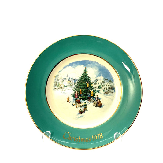 Vintage Avon Christmas Plate Series Sixth Edition “Trimming The Tree” 1978