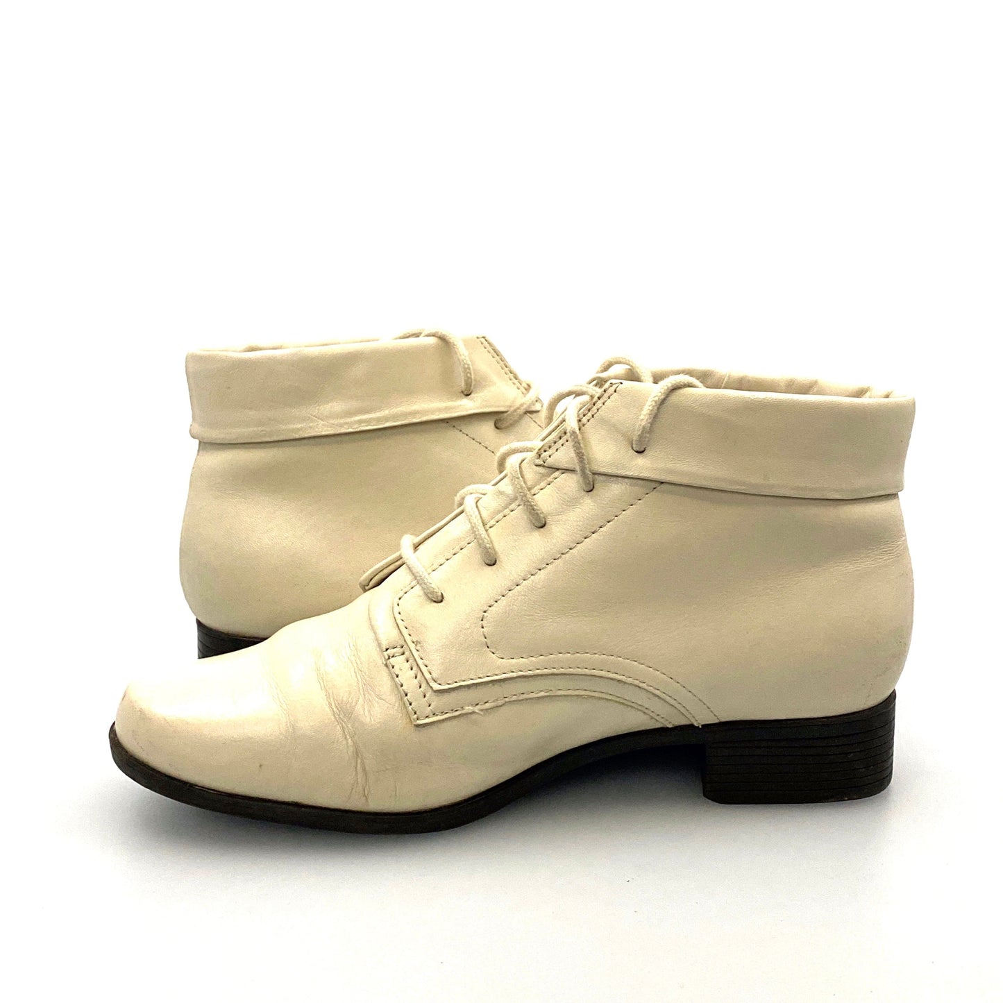 St. John’s Bay Boots Womens Size 6M Winter White Leather Lace Up Ankle Booties Shoes