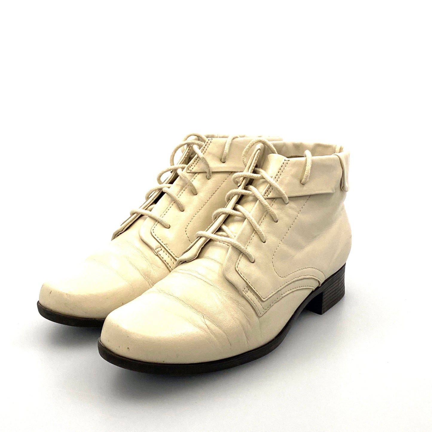 St. John’s Bay Boots Womens Size 6M Winter White Leather Lace Up Ankle Booties Shoes