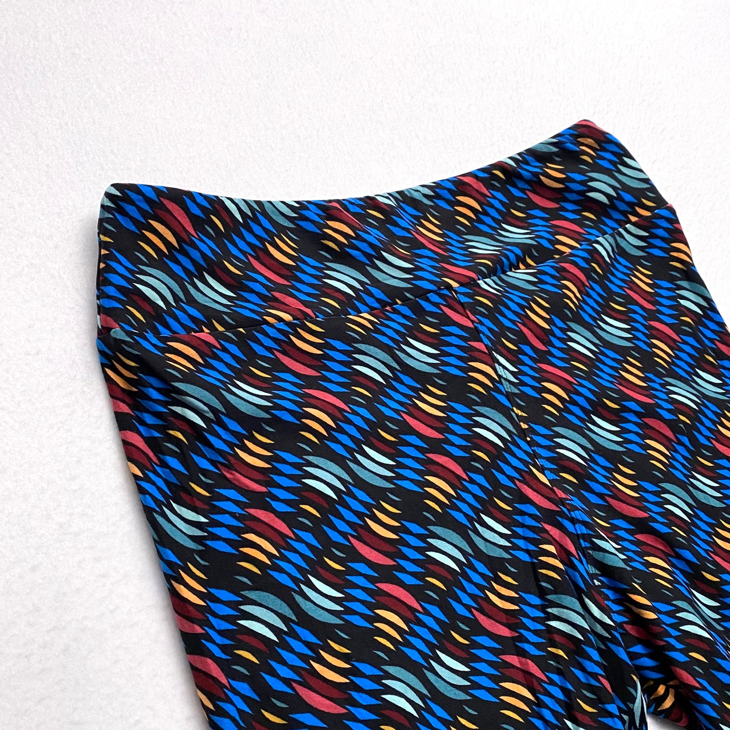 LuLaRoe Tall & Curvy (TC 12-18) Leggings | Multicolor Feather Geometric Print | Soft & Stretchy | NWT