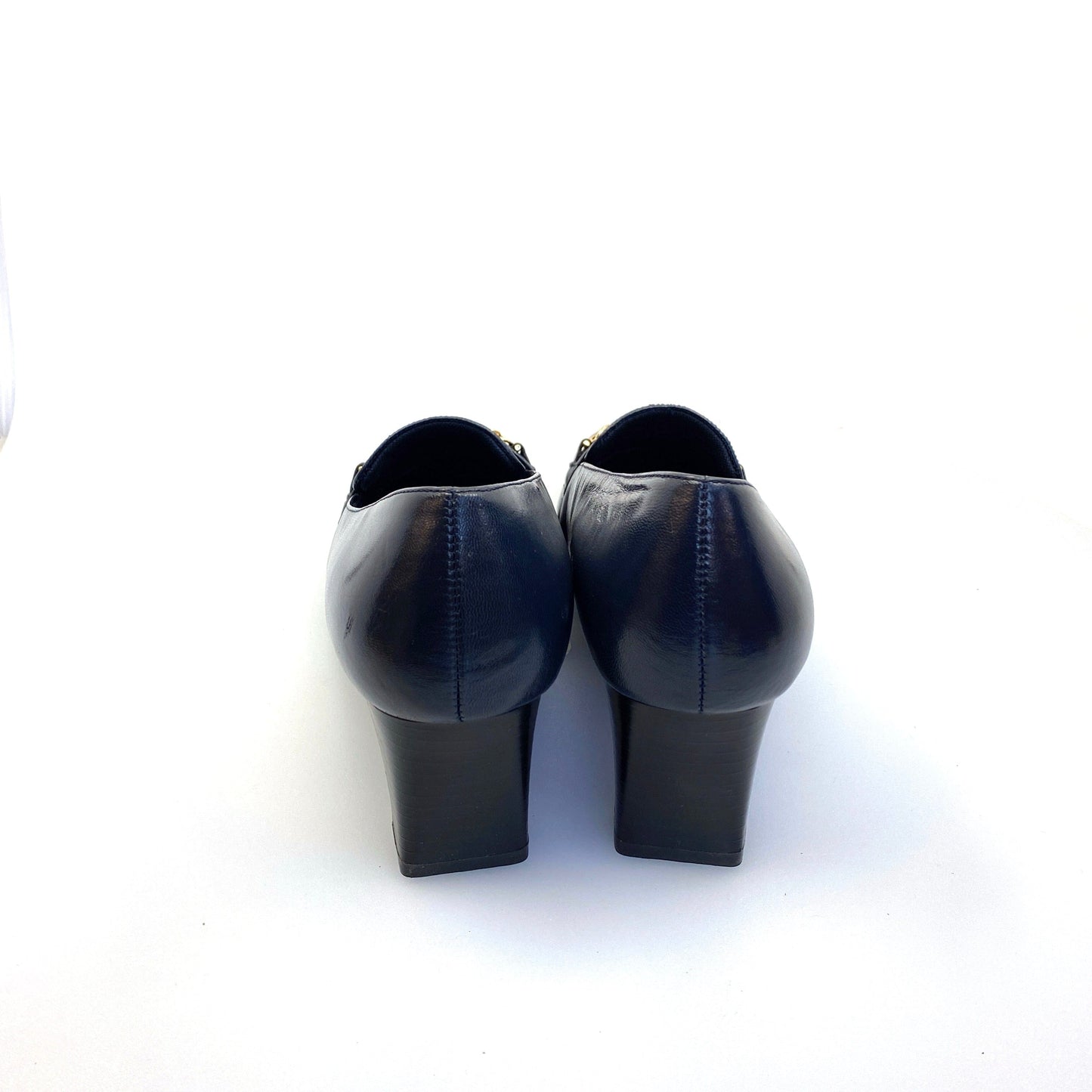 Stylish VILLAGER Liz Claiborne Womens Size 6W Blue Leather Heels Pumps Shoes