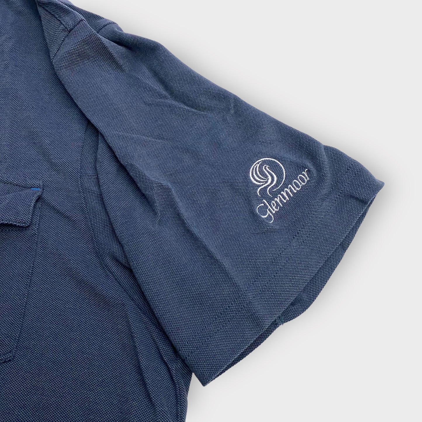 TravisMathew Mens S/s Polo Golf Shirt | M | Blue ‘Glenmoor’ Logo | EUC