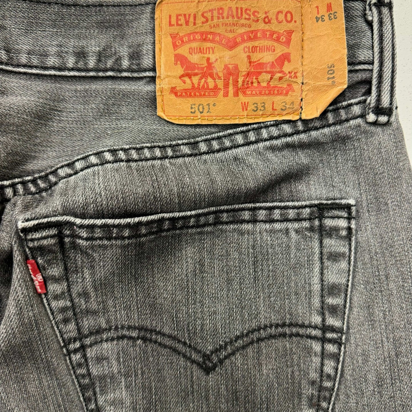 Levi Strauss Mens 501 Original Fit Button-Fly Jeans – Pre-Owned Quality for Everyday Wear – Size 33x31 in Gray