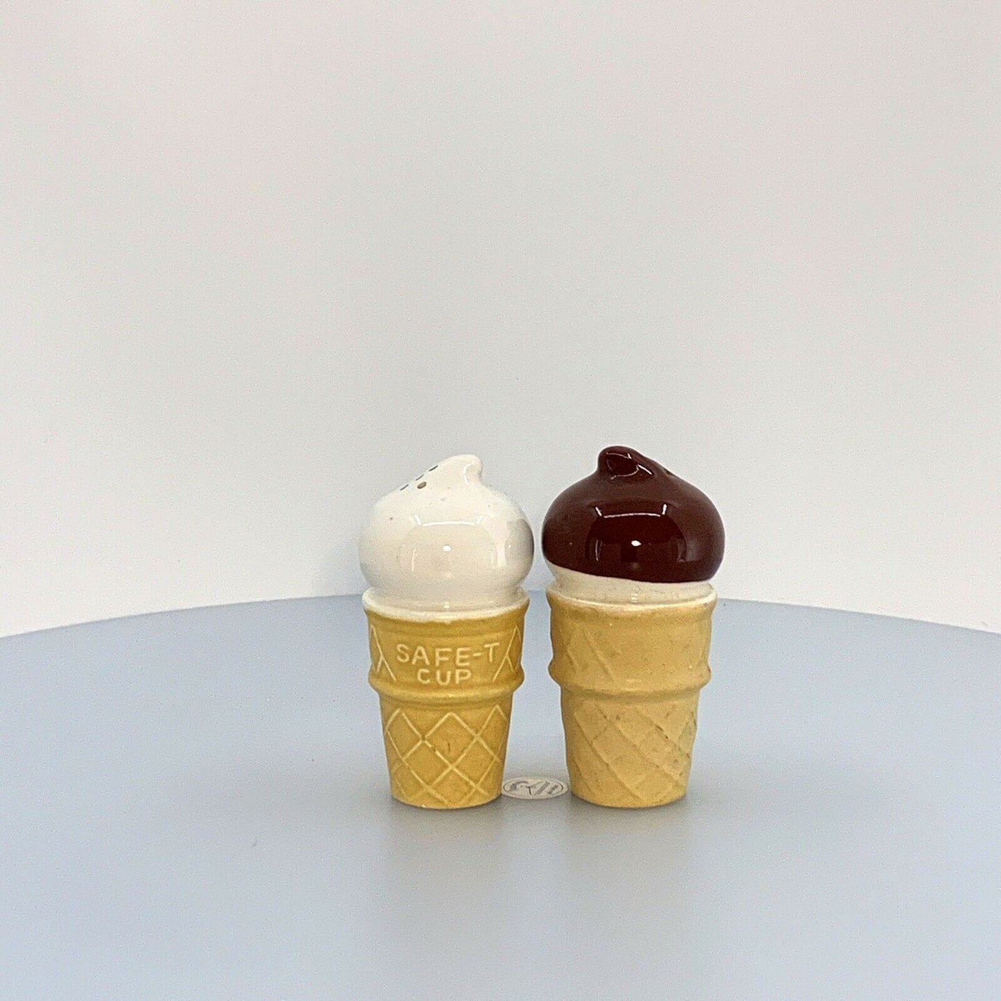 Tastee-Freez Chocolate & Vanilla Safe-T Cup Ice Cream Cone Salt & Pepper Shakers