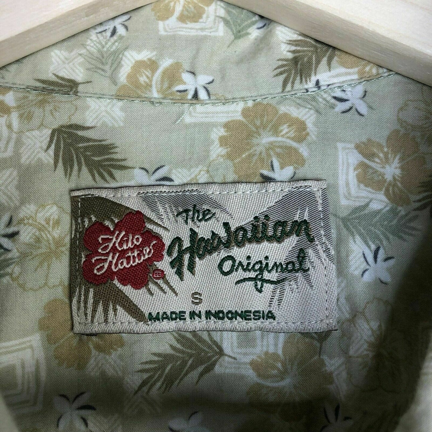 Hilo Hattie Mens Size S Beige Floral Hawaiian Button-Up Shirt S/s