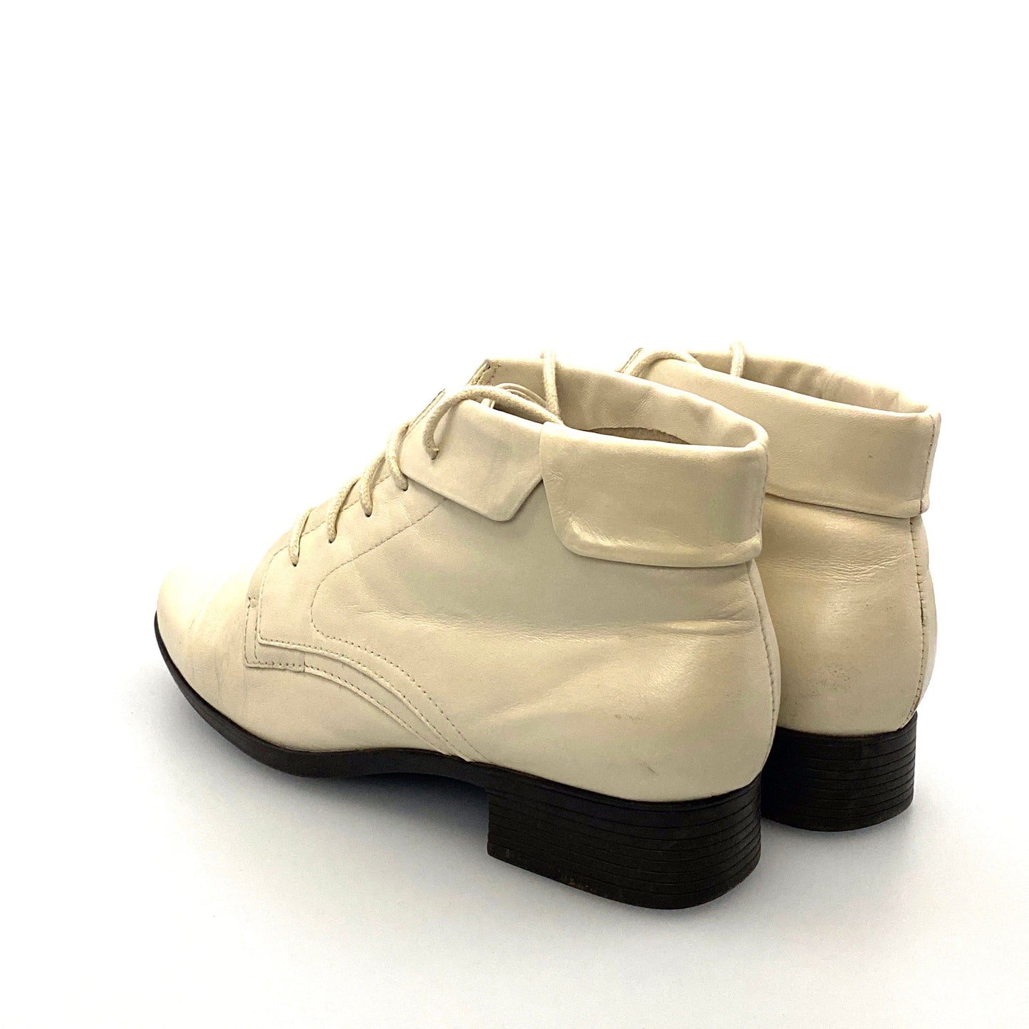St. John’s Bay Boots Womens Size 6M Winter White Leather Lace Up Ankle Booties Shoes