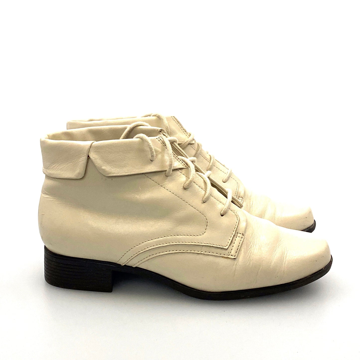 St. John’s Bay Boots Womens Size 6M Winter White Leather Lace Up Ankle Booties Shoes